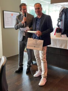 Omega Zürich, Einladungs-Golfturnier im GC Breitenloo. Siegerehrung durch den CEO Omega Schweiz, Jannik Jenni und dem Gewinner des BAWH-Gutscheins, Herrn Patrick Röthlisberger